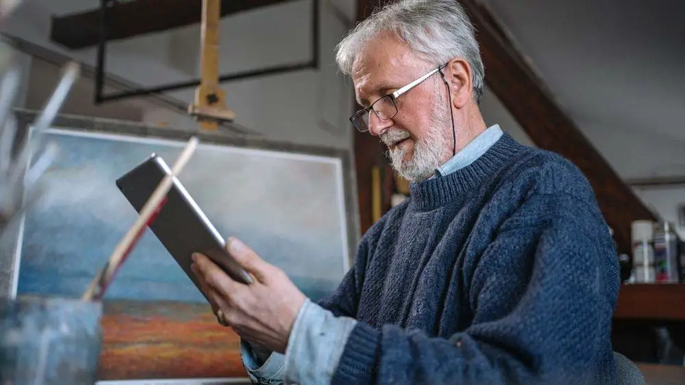 A painter in his studio using social media.